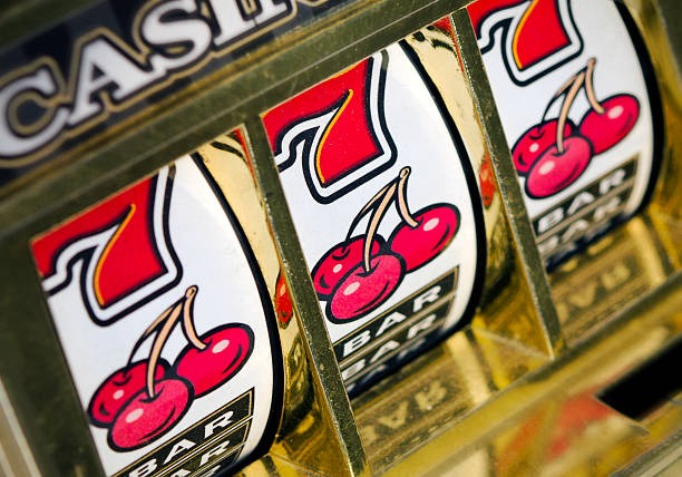 Live Lightning Dice studio showing three dice chamber with lightning multiplier display on kasih123